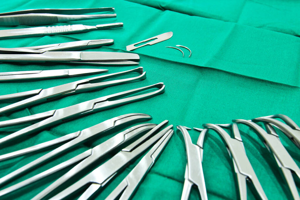Chirurgische Instrumente auf dem Tisch im Operationssaal - Foto, Bild