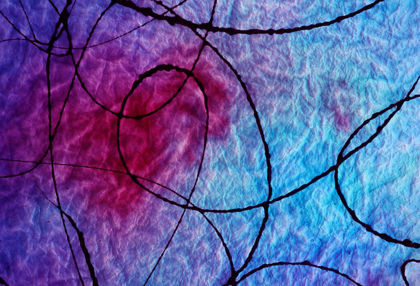 Antyczne niebieskie szkło z czarną farbą rozbryzgane na powierzchni i światło świecące przez tylną część szkła - Zdjęcie, obraz