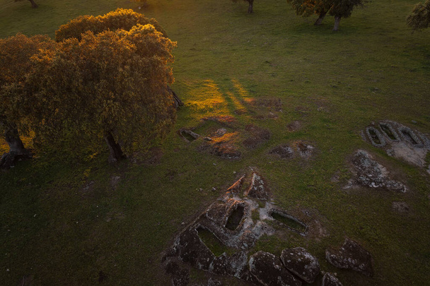 Landschaft in Dehesa de la Luz, die Gräber sind archäologische Überreste aus dem 4. Jahrhundert n. Chr.. - Foto, Bild