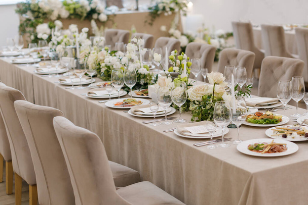 Lüks bir düğündeki masalar. Misafirler için bir masa. Tabaklar ve içecekler. Düğün masası hazırlığı.  - Fotoğraf, Görsel
