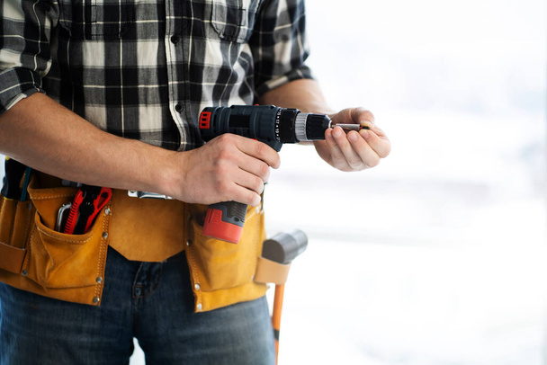 Worker working with electric screwdriver - Photo, Image
