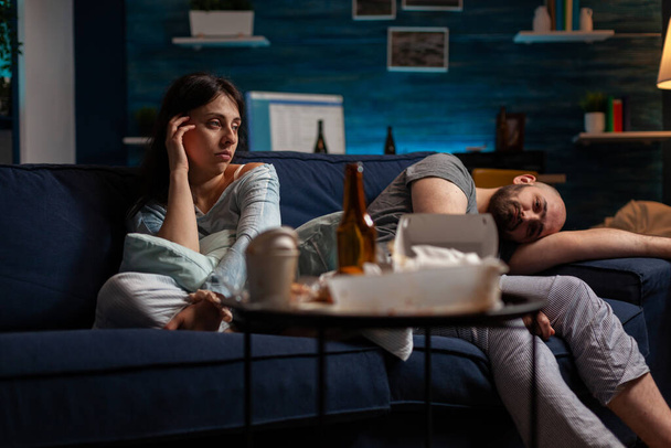 Anxious sad girlfriend and boyfriend suffering in living room - Foto, afbeelding