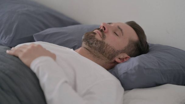 Uomo che dorme a letto pacificamente - Foto, immagini