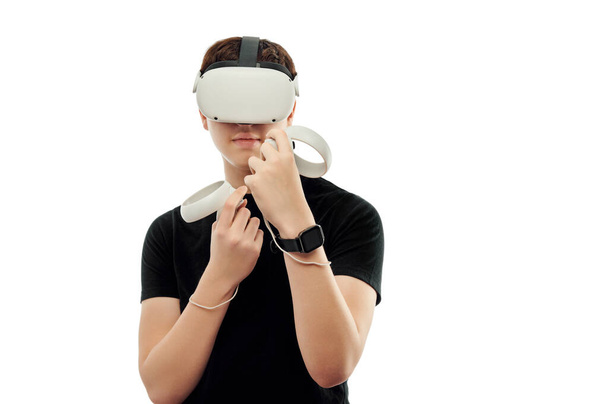 Amico, il ragazzo usa gli occhiali della realtà virtuale. isolare. - Foto, immagini