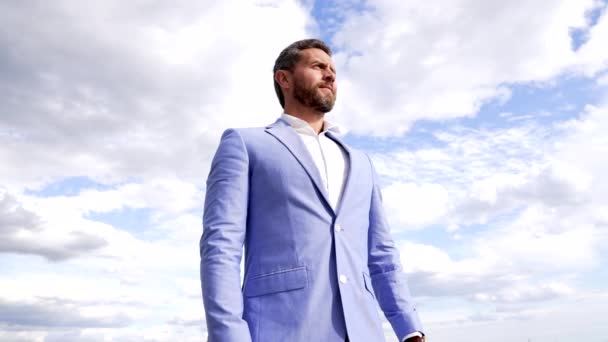 Ambicioso hombre de negocios profesional pose en formalwear en el cielo, hombre de negocios - Metraje, vídeo