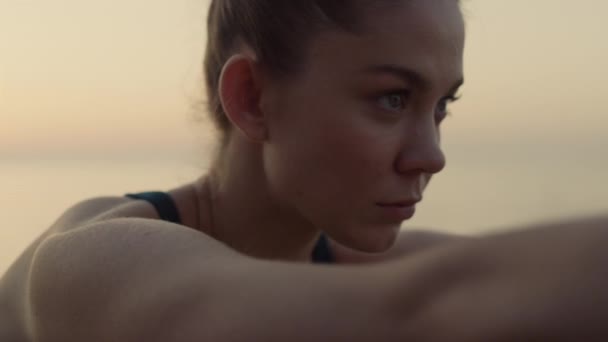 Sportnő teszi harcos 3 pózol az Alkonyat közelkép. Álló nő jóga asana - Felvétel, videó