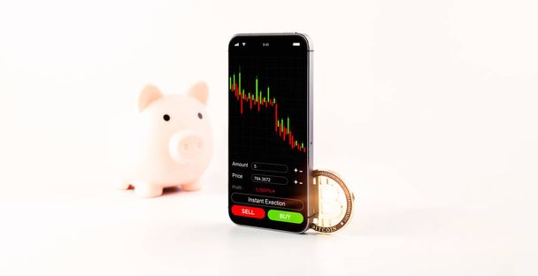 Bitcoin-Brieftasche. Gold Kryptowährung BTC Bitcoin, rosa Sparschwein. Kryptowährungshandel Handy-Anwendung auf weißem Hintergrund. Konzept virtuelles Geld sparen - Foto, Bild