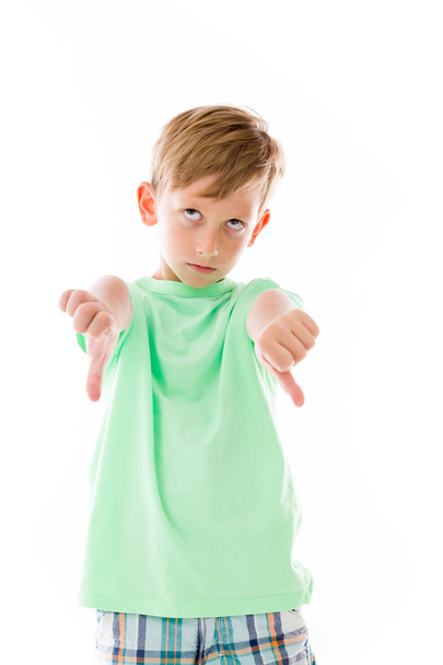 Мальчик показывает большие пальцы вниз
 - Фото, изображение