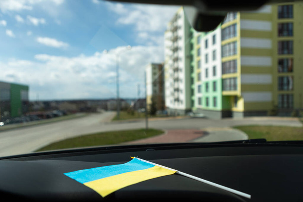 Ukrainian flag on glass inside the car - Valokuva, kuva