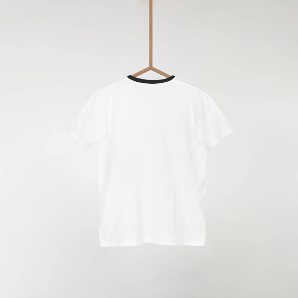 T-shirt bianche bianche bianche Mockup appese al muro grigio, 3D Rendering - Foto, immagini