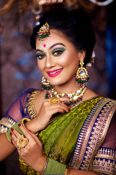 Portrait d'une belle mariée avec relooking réception bengali. Tournage studio avec accessoires.  - Photo, image
