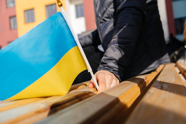 woman holding flag of ukraine on the street. - Foto, imagen