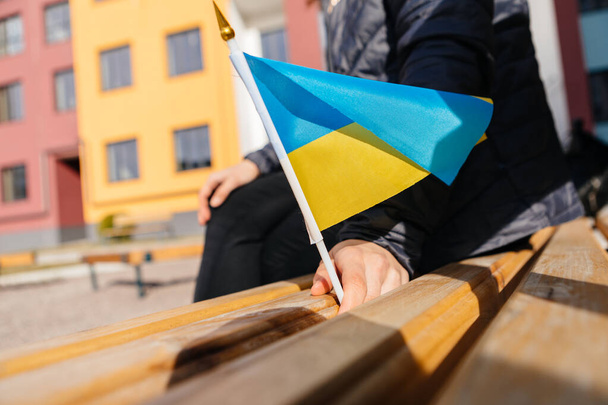 woman holding flag of ukraine on the street. - Foto, Imagem