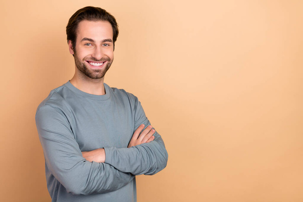 Photo of young man cheerful man smart crossed hands agent leader isolated over beige color background - Fotografie, Obrázek