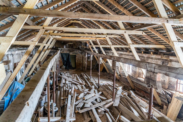 Стара реконструкція фермерського будинку, реконструкція опори даху, видалення старих дерев'яних дощок
 - Фото, зображення