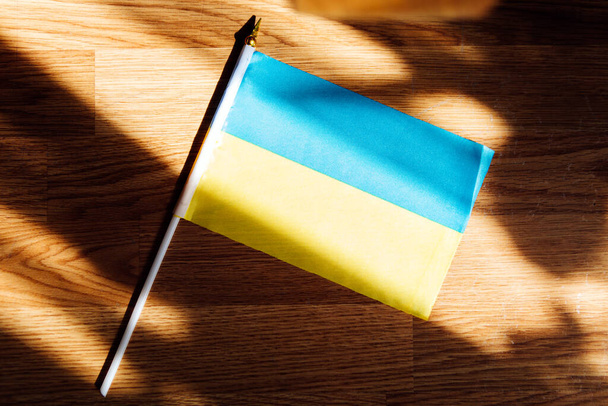 Flagge der Ukraine blau gelb auf Tisch hölzernen Hintergrund. - Foto, Bild