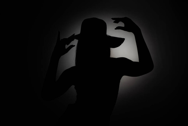 Silhouette étonnante et sombre d'une jeune fille posant - Photo, image