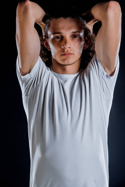 Стильный молодой человек хипстер в модной белой футболке - Фото, изображение