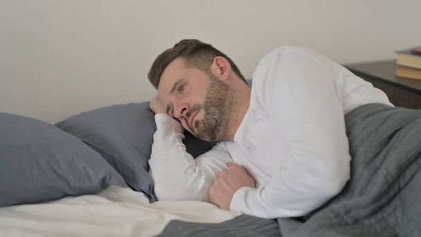 Man Awake in Bed Thinking - Foto, Imagen