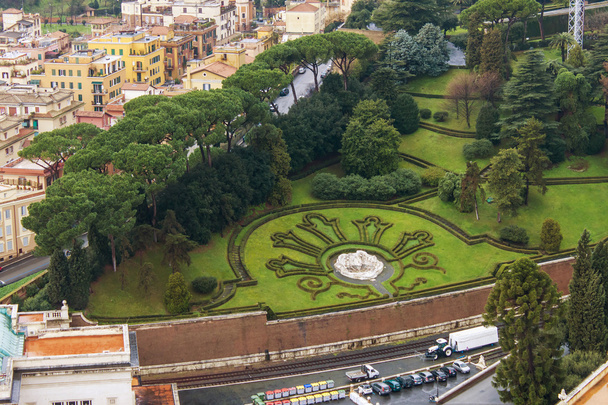 Roma, Itália, em 22 de fevereiro de 2010. Uma vista dos jardins do Vaticano a partir de uma plataforma de pesquisa da Catedral de São Pedro
 - Foto, Imagem