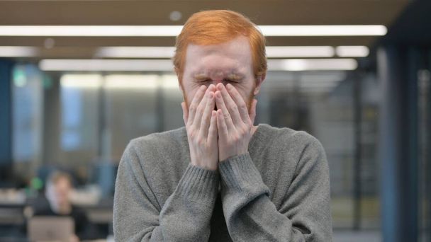 Płaczący młody człowiek ze smutną ekspresją - Zdjęcie, obraz