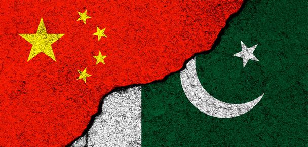 Κίνα και Πακιστάν. Σημαίες φόντο. Έννοια της πολιτικής, της οικονομίας, του πολιτισμού και των συγκρούσεων, του πολέμου. Φιλίες και συνεργασία. Βαμμένο σε τσιμεντένιους τοίχους - Φωτογραφία, εικόνα