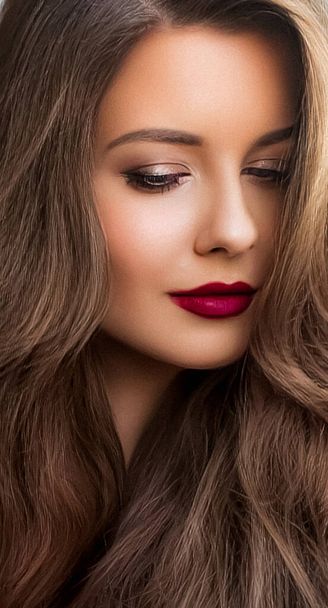 Beauty portret, mooie vrouw met lange chique kapsel en rode lippenstift make-up, mode en glamour look, huidverzorging cosmetica en haarverzorging concept - Foto, afbeelding