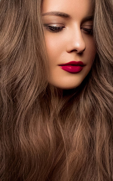 Piękny portret, piękna kobieta z długimi eleganckimi fryzurami i czerwoną szminką makijaż, moda i urok wygląd, kosmetyki do pielęgnacji skóry i koncepcji pielęgnacji włosów - Zdjęcie, obraz