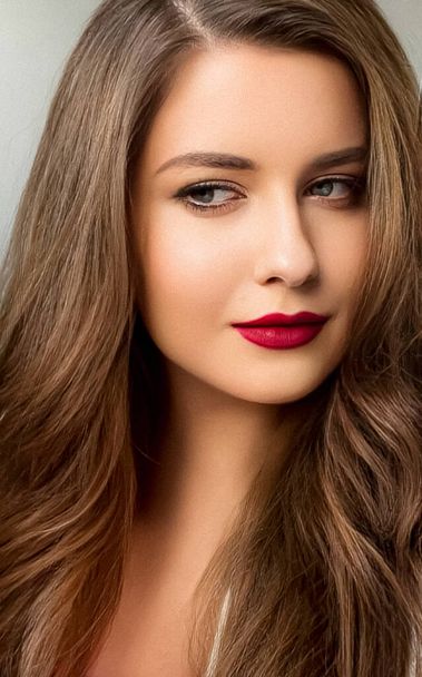 Beauty portret, mooie vrouw met lange chique kapsel en rode lippenstift make-up, mode en glamour look, huidverzorging cosmetica en haarverzorging concept - Foto, afbeelding