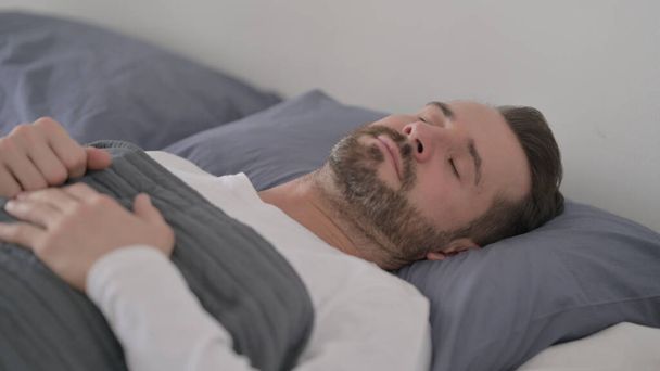 El hombre que va a la cama, durmiendo - Foto, imagen
