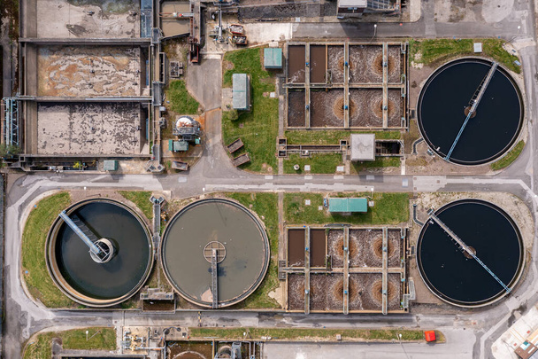 Una vista aérea de una planta de tratamiento de agua con efluentes y tanques sépticos de agua sucia que se purifica en agua potable - Foto, imagen
