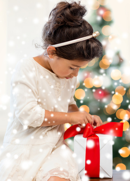 smiling little girl with gift box - Zdjęcie, obraz