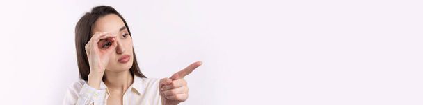 Close up ritratto di attraente eccentrico giovane donna fare binocolo con le mani mostrando gesto ok su sfondo bianco studio. - Foto, immagini