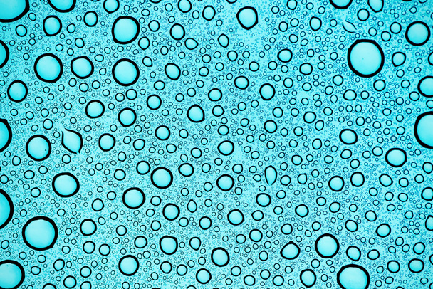 Absztrakt háttér, vízzel buborékok egy üveg pajzs - Fotó, kép