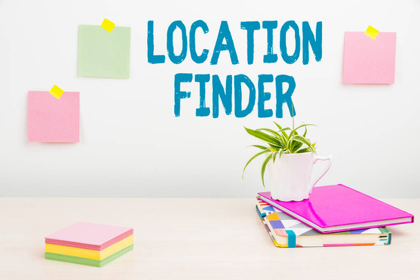Inspiratie met bord Locatie Finder. Word Written on A service featured to find the address of a selected place Tidy Workspace Setup, Bureau Gereedschap, Smart Office - Foto, afbeelding