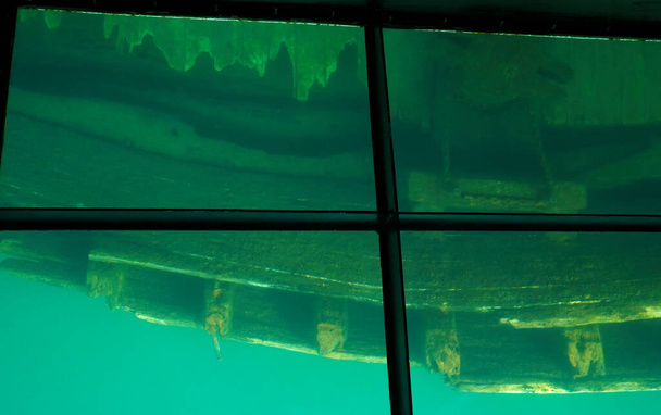 A Bermuda-tó fenekén, Munising-nál, Michigan-ben, a víz alatti hajótörött hajó hátulja, amit egy üvegfenekű kilátón keresztül láthatunk. - Fotó, kép