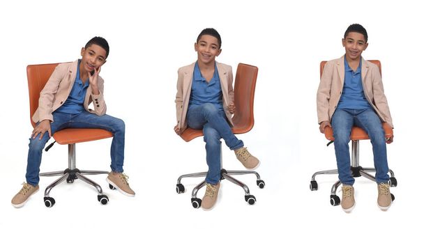 conjunto de mismo niño que está sentado en una silla mirando a la cámara sobre fondo blanco - Foto, Imagen