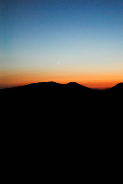 Схід або захід сонця високо в горах, в зеленій долині і чисте небо з деякими хмарами - Фото, зображення