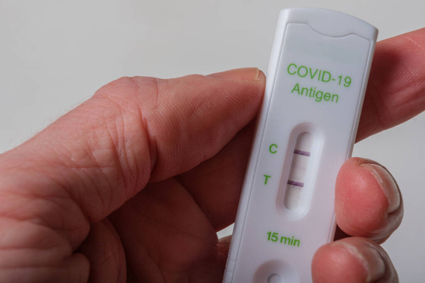 Ruka drží Covid-19 antigen rychlý test - Fotografie, Obrázek