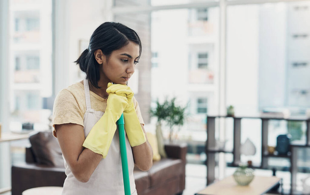 Manchmal ist das Funkeln nicht da, egal, was ich tue. Aufnahme einer jungen Frau, die unglücklich aussieht, während sie ihr Haus putzt. - Foto, Bild