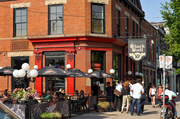 Toronto, Kanada - 15. června 2012: Black Bull Tavern na módní Queen Street West je nejstarší hospoda v Torontu, která byla otevřena v roce 1833. - Fotografie, Obrázek