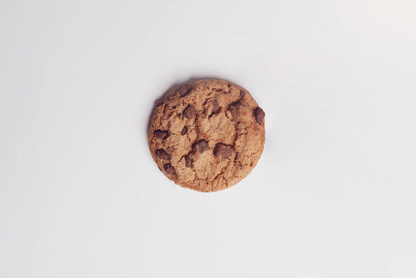  izolált csokoládé chip cookie fehér háttér másolási hely - Fotó, kép