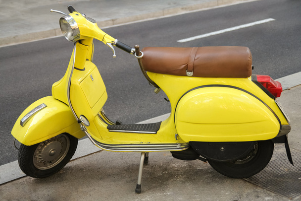 Moto rétro jaune
 - Photo, image