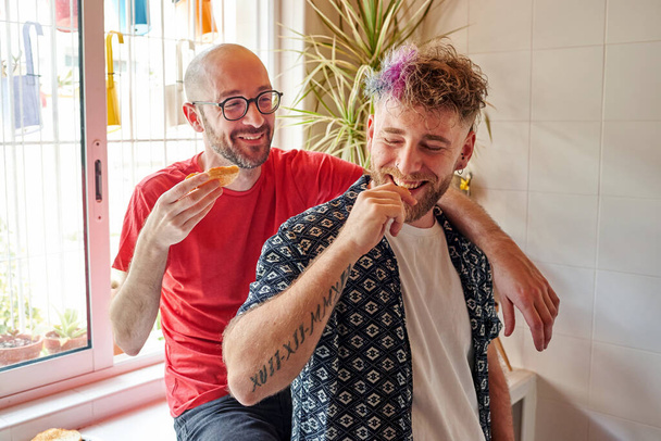 Két meleg férfi a konyhában reggelizik. - Fotó, kép