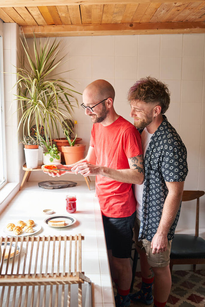gay coppia in il cucina making colazione - Foto, immagini