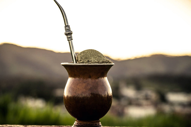 El chimarrao, o mate, es una bebida producida por la infusión de la planta de yerba mate en agua hirviendo, en un recipiente con una bomba, tradicional para el invierno en América del Sur. - Foto, imagen