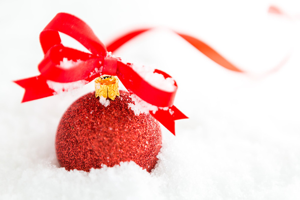 Red christmas balls with snow - Fotoğraf, Görsel