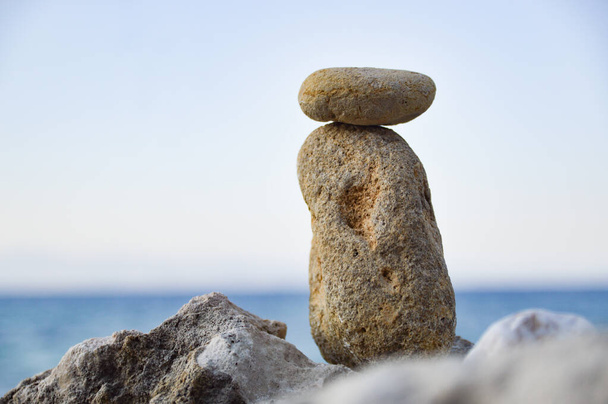 pyramid of stones on the beach - Foto, imagen