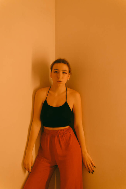 portrét mladé ženy s bodovým světlem - Fotografie, Obrázek