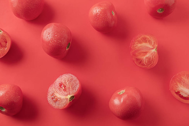 Фон с спелыми помидорами на красном. Органические продукты - Фото, изображение